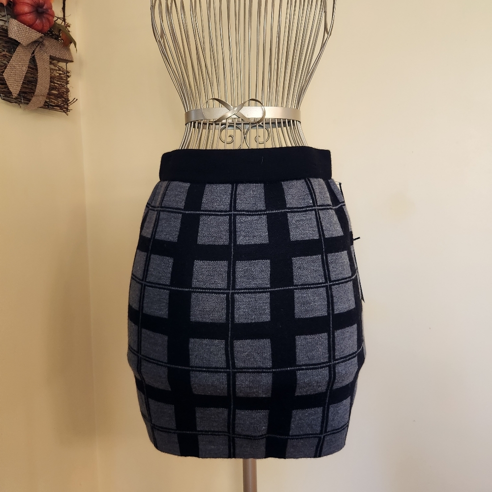 NWT- Black Gray knit Pencil Skirt - Size M